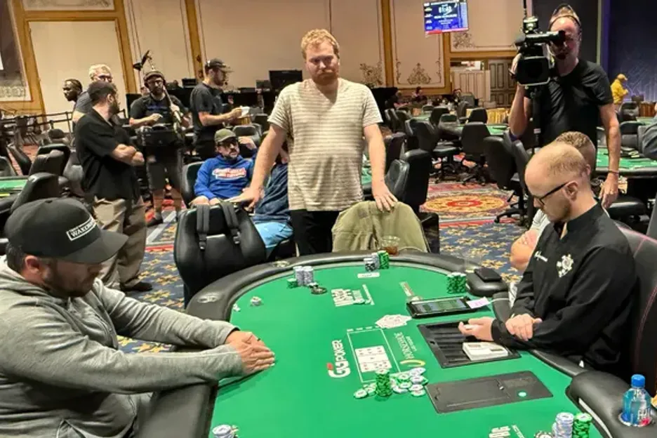 【ACR扑克】WSOP主赛事“拖时间门”:为躺赚2万美金,他磨了整整17分钟